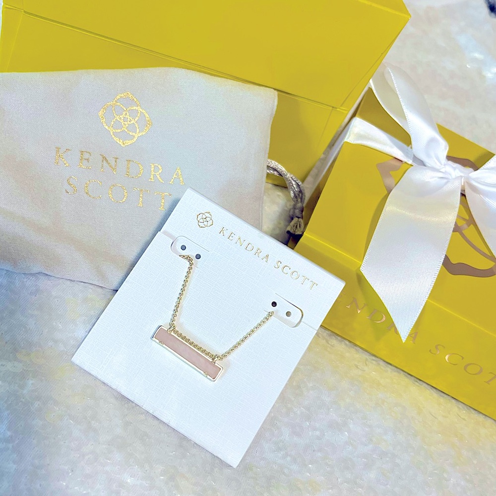 Kendra Scott Gold Pendant Necklace In Rose Quartz
